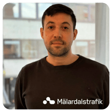 lautaro-kvalitetsuppfoljare-malardalstrafik-kundservice-vit-logo-rundad