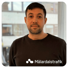 lautaro-kvalitetsuppfoljare-malardalstrafik-kundservice-vit-logo-rundad